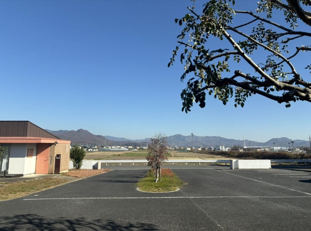 サロン前の駐車場。建物の左横に5台分あります