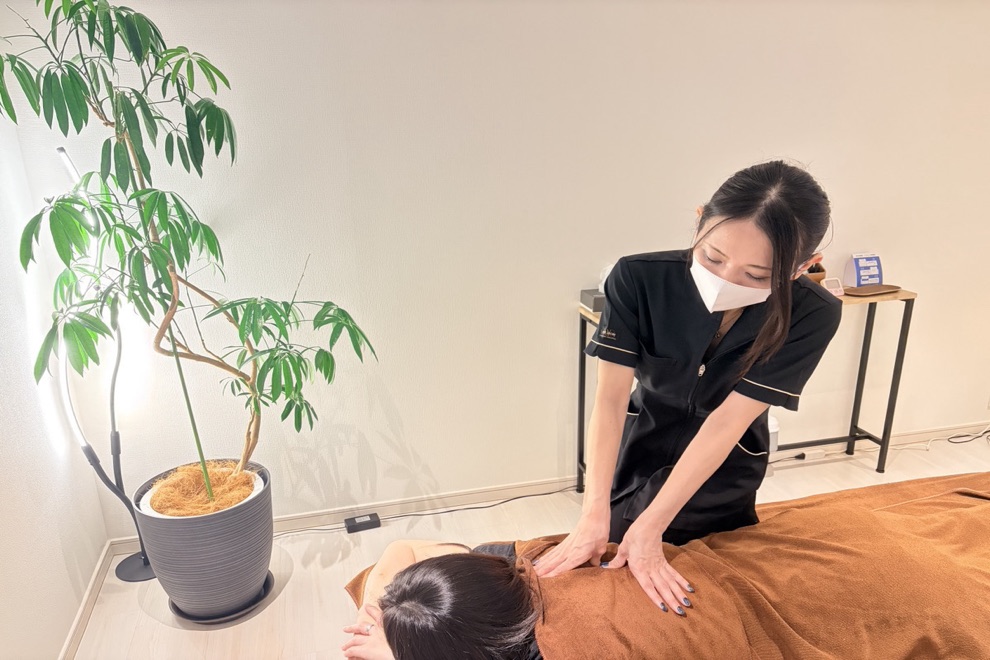 L'Aubeのスタッフがお客様に「ねっこりとり」の施術をしているところ